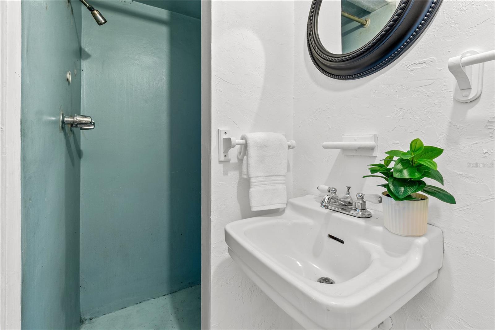 Listing photo id 21 for 5285 32nd Avenue N