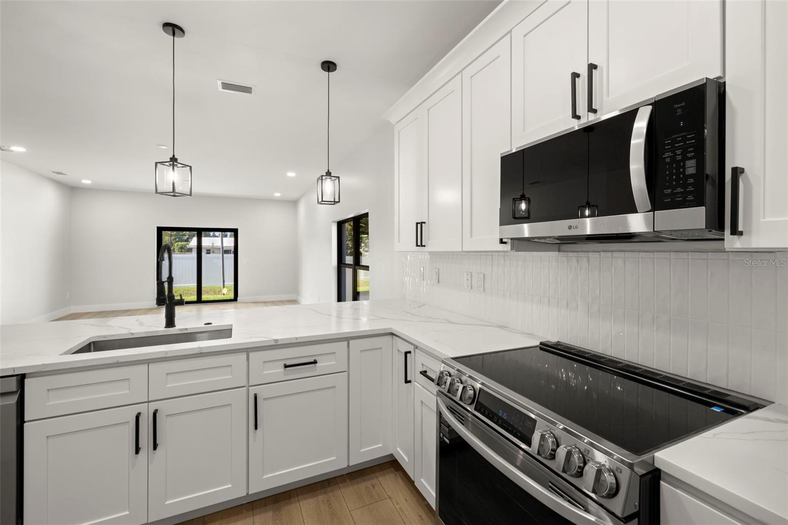 Listing photo id 12 for 4308 Gray Street 6