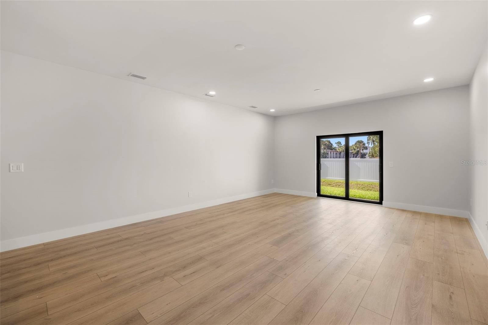 Listing photo id 18 for 4308 Gray Street 6