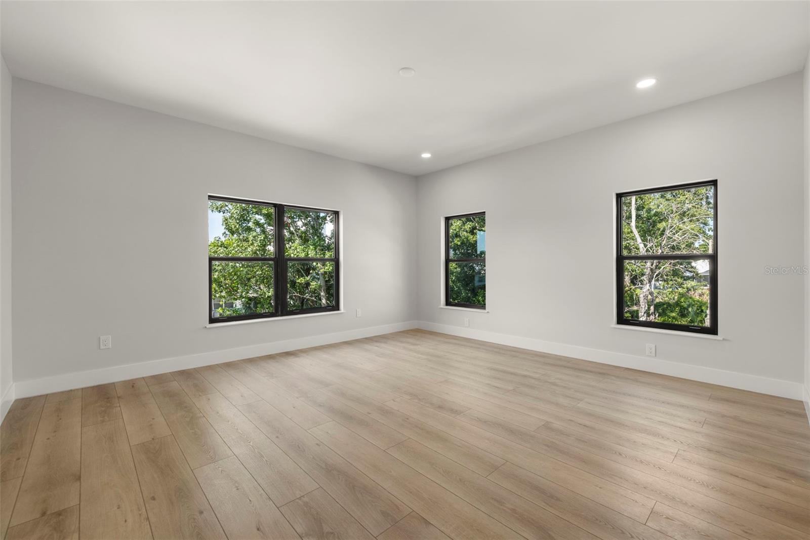 Listing photo id 24 for 4308 Gray Street 6