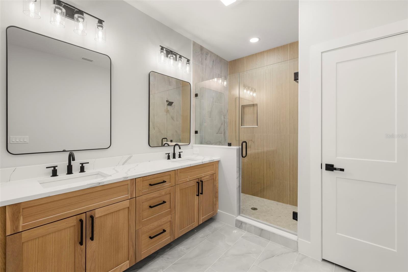 Listing photo id 29 for 4308 Gray Street 6