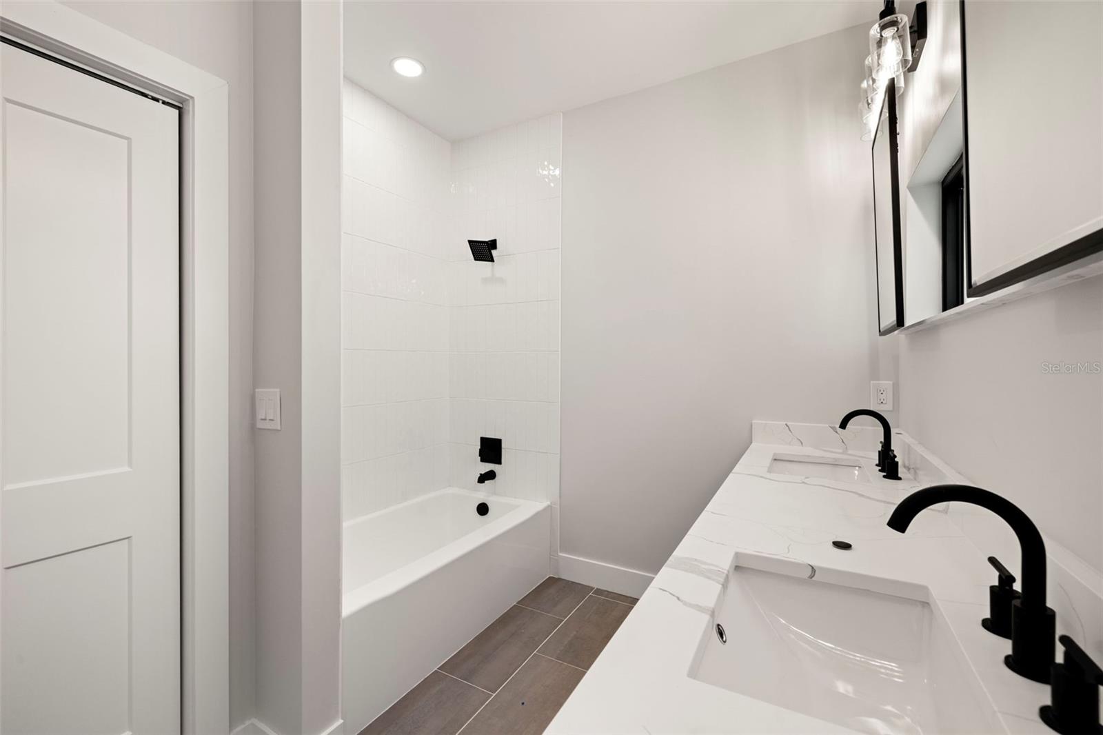 Listing photo id 41 for 4308 Gray Street 6