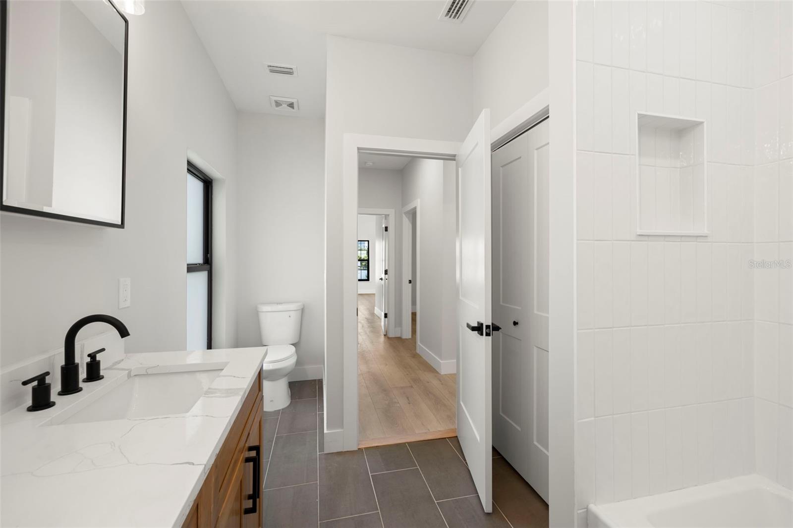 Listing photo id 42 for 4308 Gray Street 6