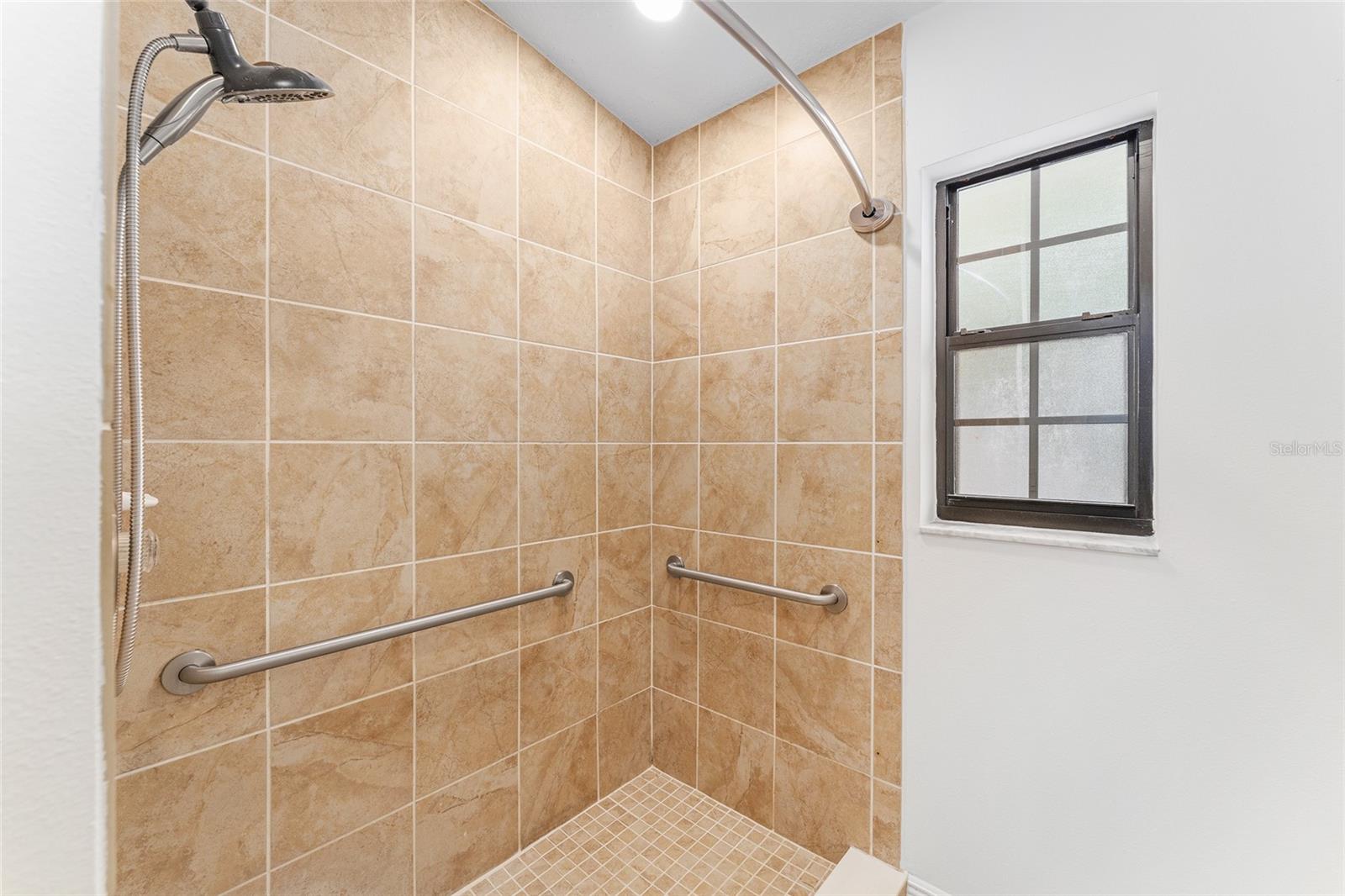 Image 22 of 49 For 40001 Parkinsonisa St