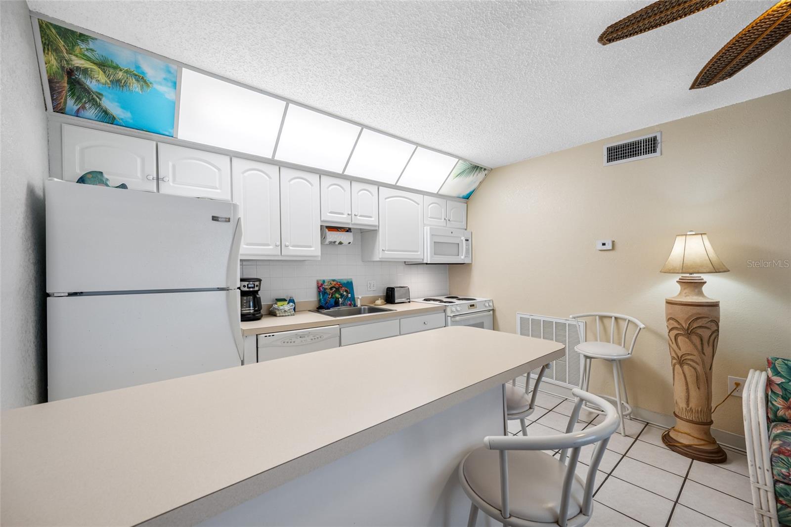 Image 12 of 27 For 18610 Gulf Boulevard 711