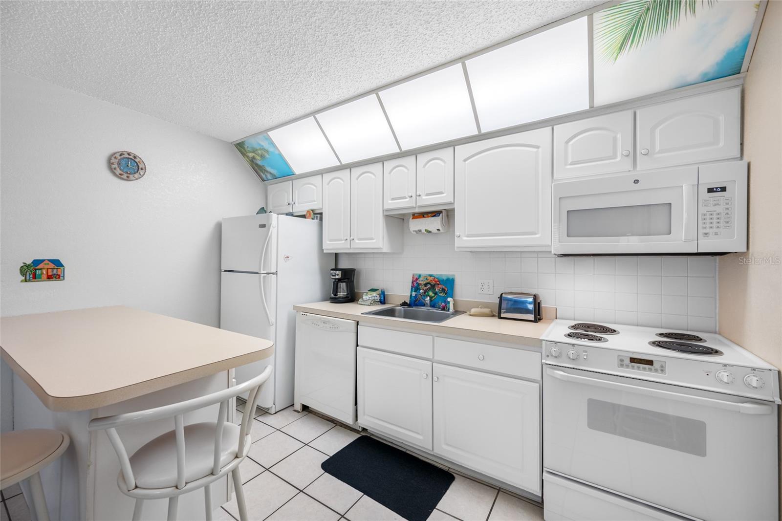 Image 13 of 27 For 18610 Gulf Boulevard 711