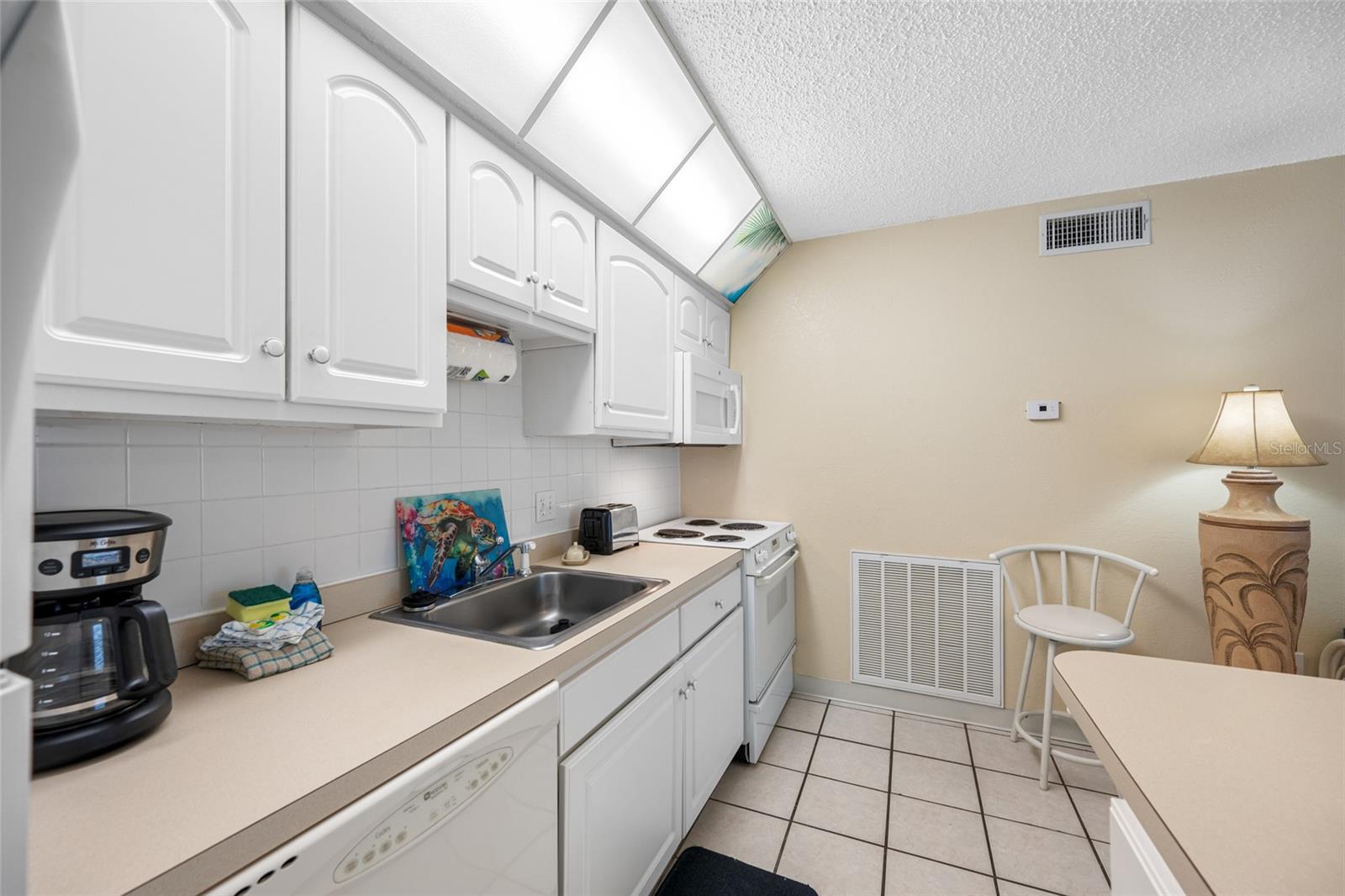 Image 14 of 27 For 18610 Gulf Boulevard 711