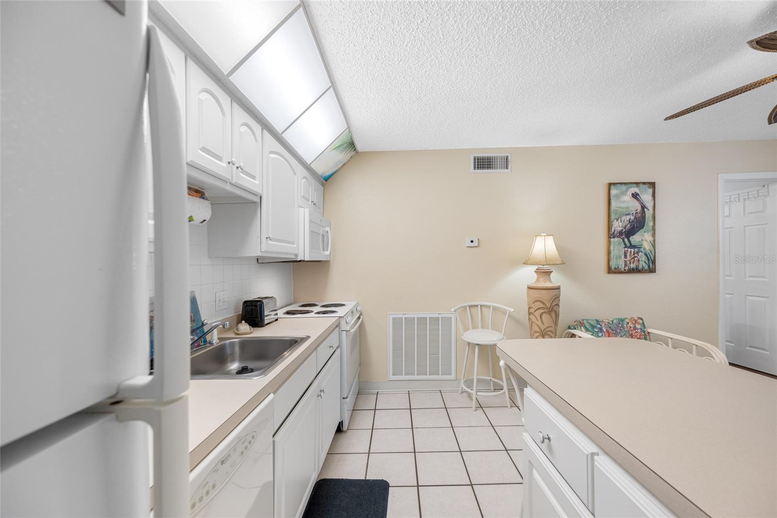 Image 15 of 27 For 18610 Gulf Boulevard 711
