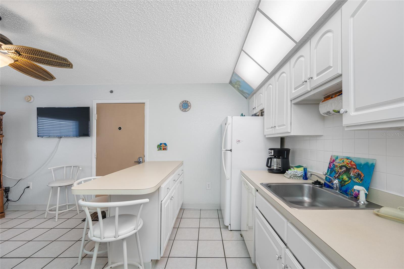 Image 16 of 27 For 18610 Gulf Boulevard 711