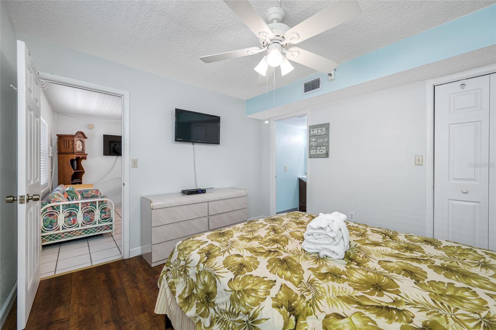 Image 18 of 27 For 18610 Gulf Boulevard 711
