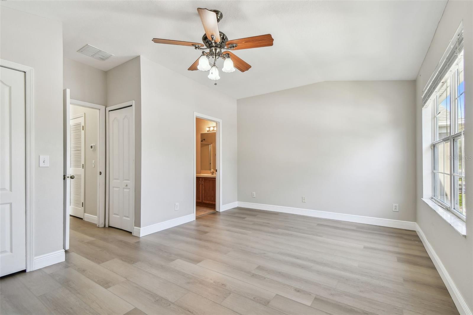 Image 15 of 24 For 16227 Swan View Circle