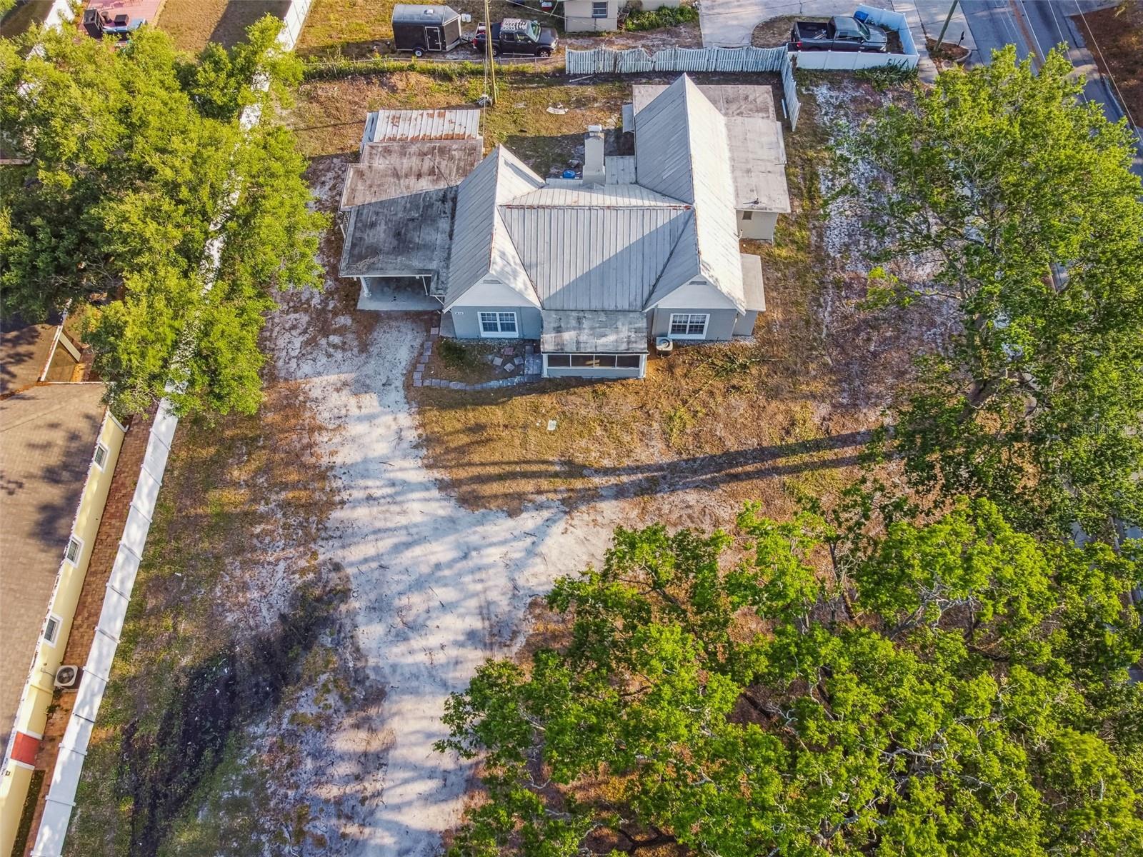 Listing Details for 816 Country Club Drive, TAMPA, FL 33612