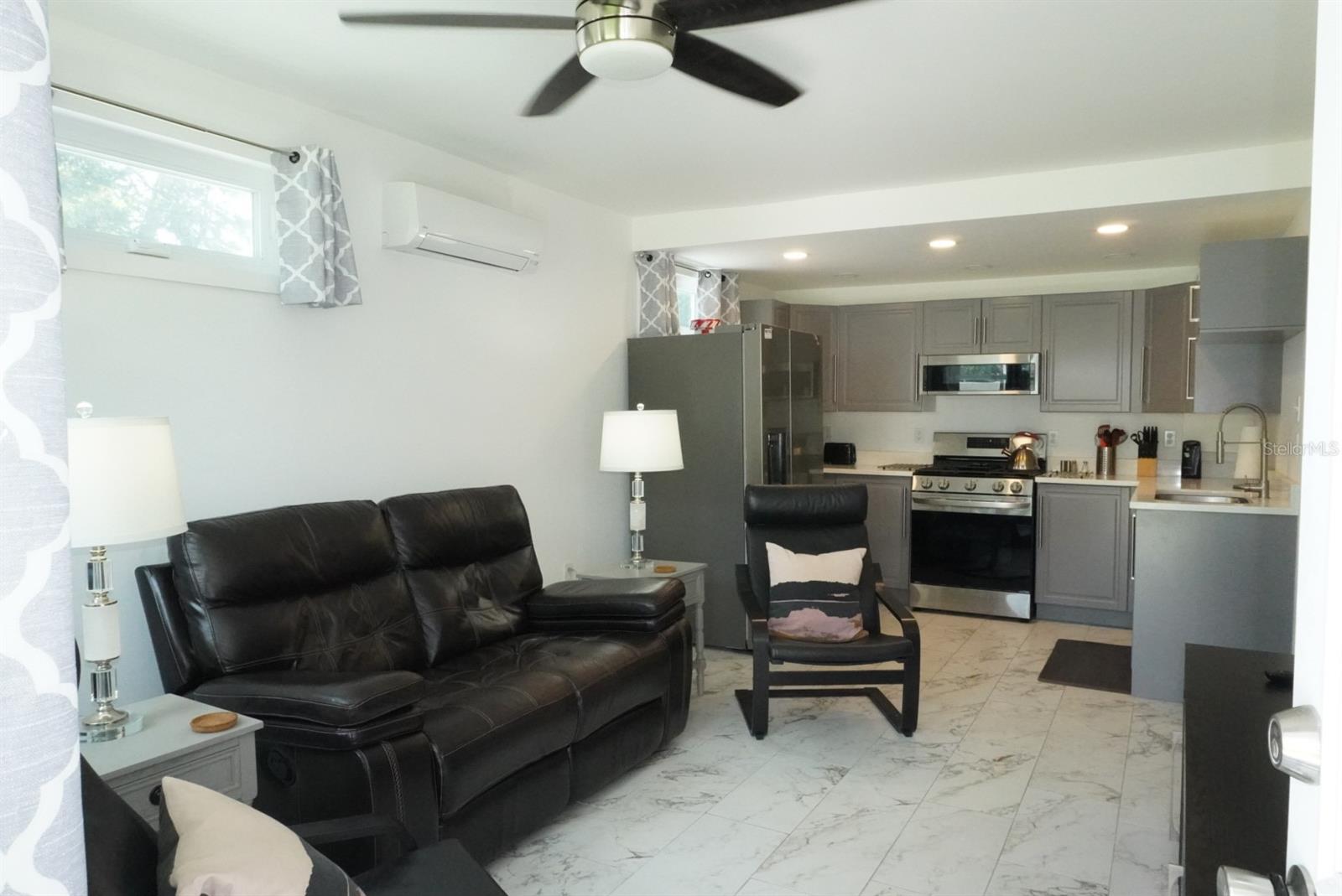 Listing photo id 1 for 809 Park Avenue A