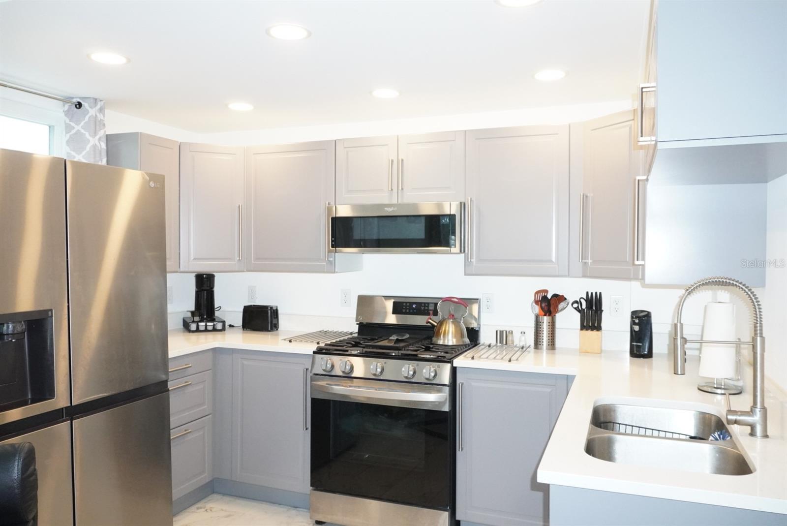 Listing photo id 3 for 809 Park Avenue A