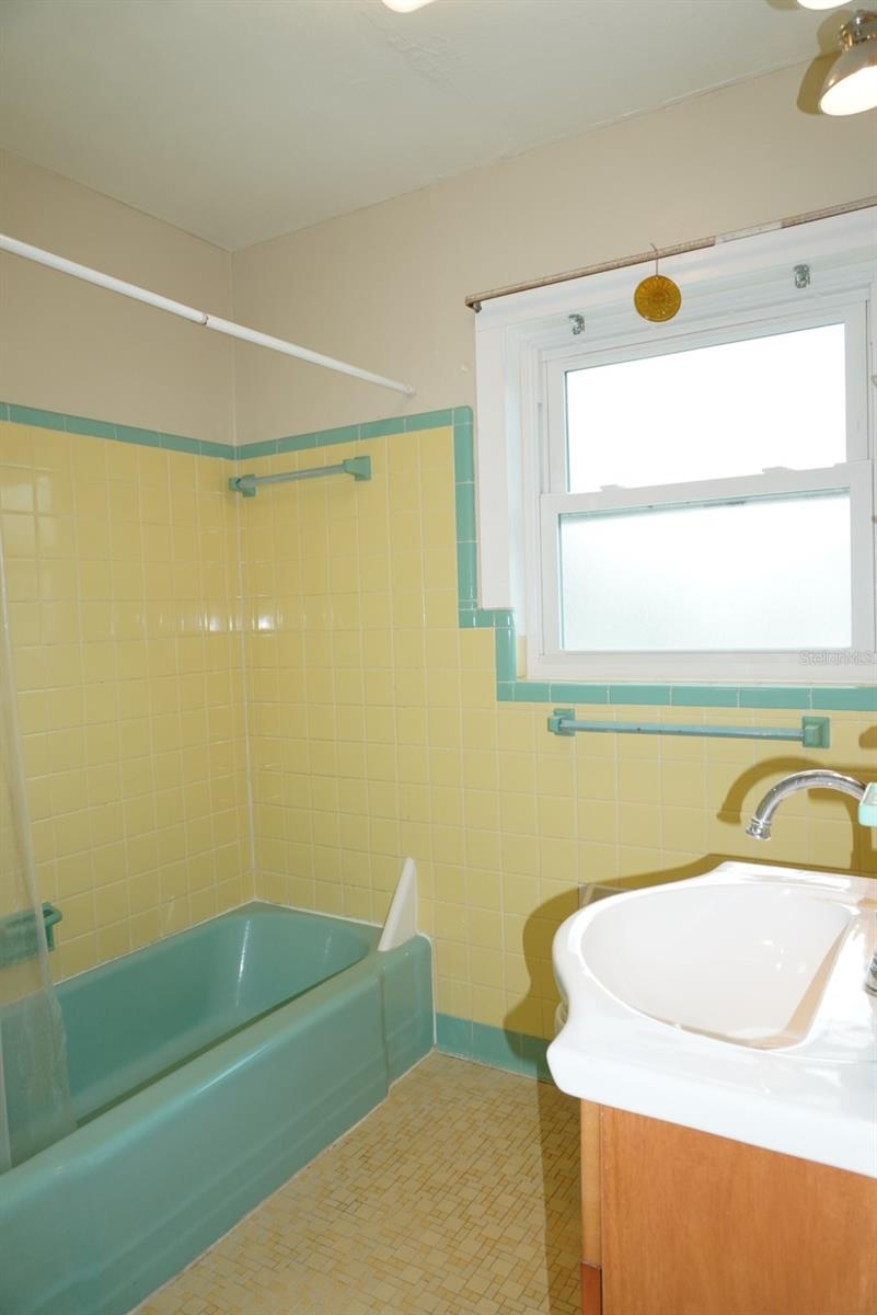 Image 9 of 11 For 809 Park Avenue B