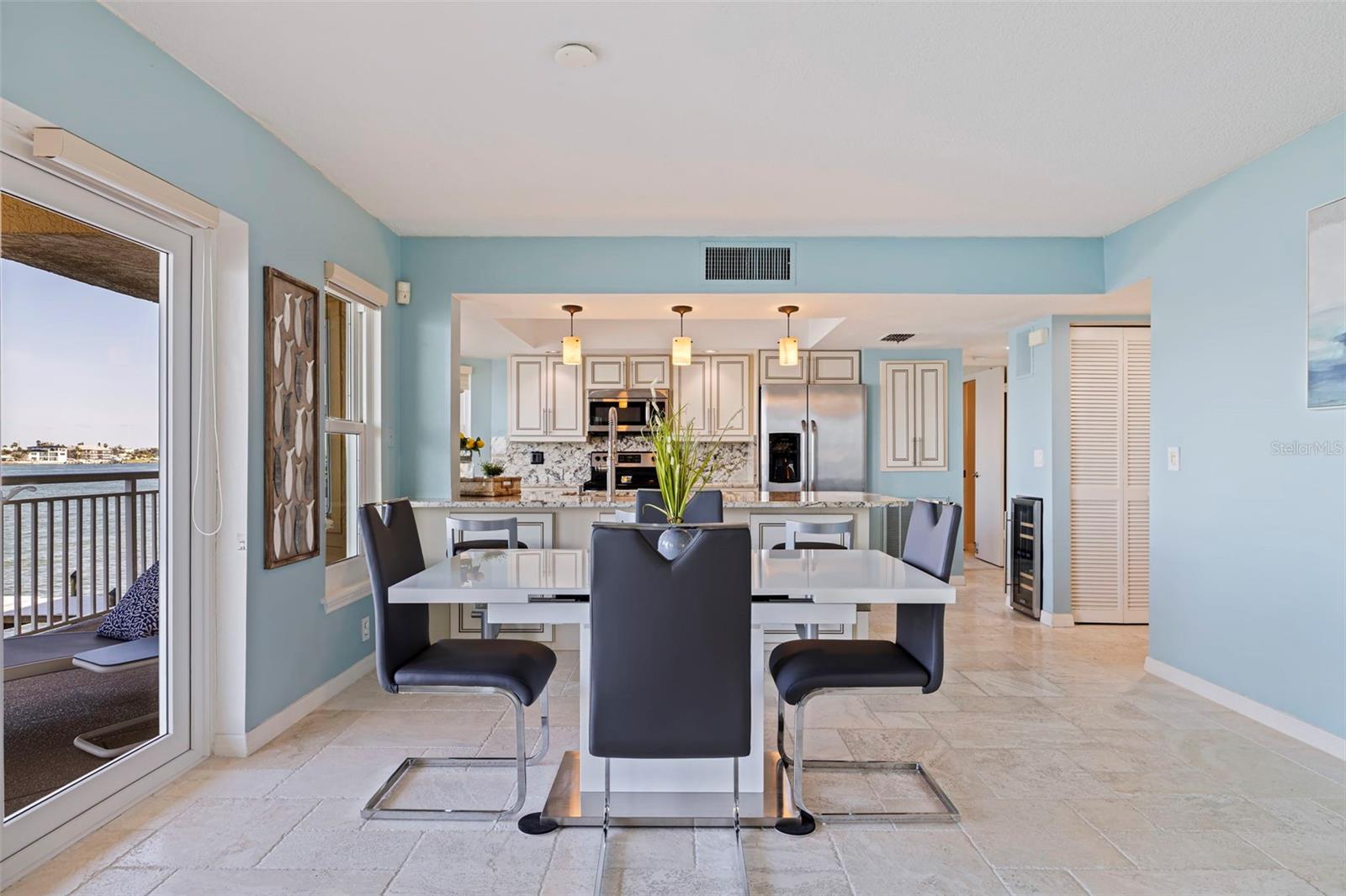 Image 11 of 52 For 370 8th Avenue N 1