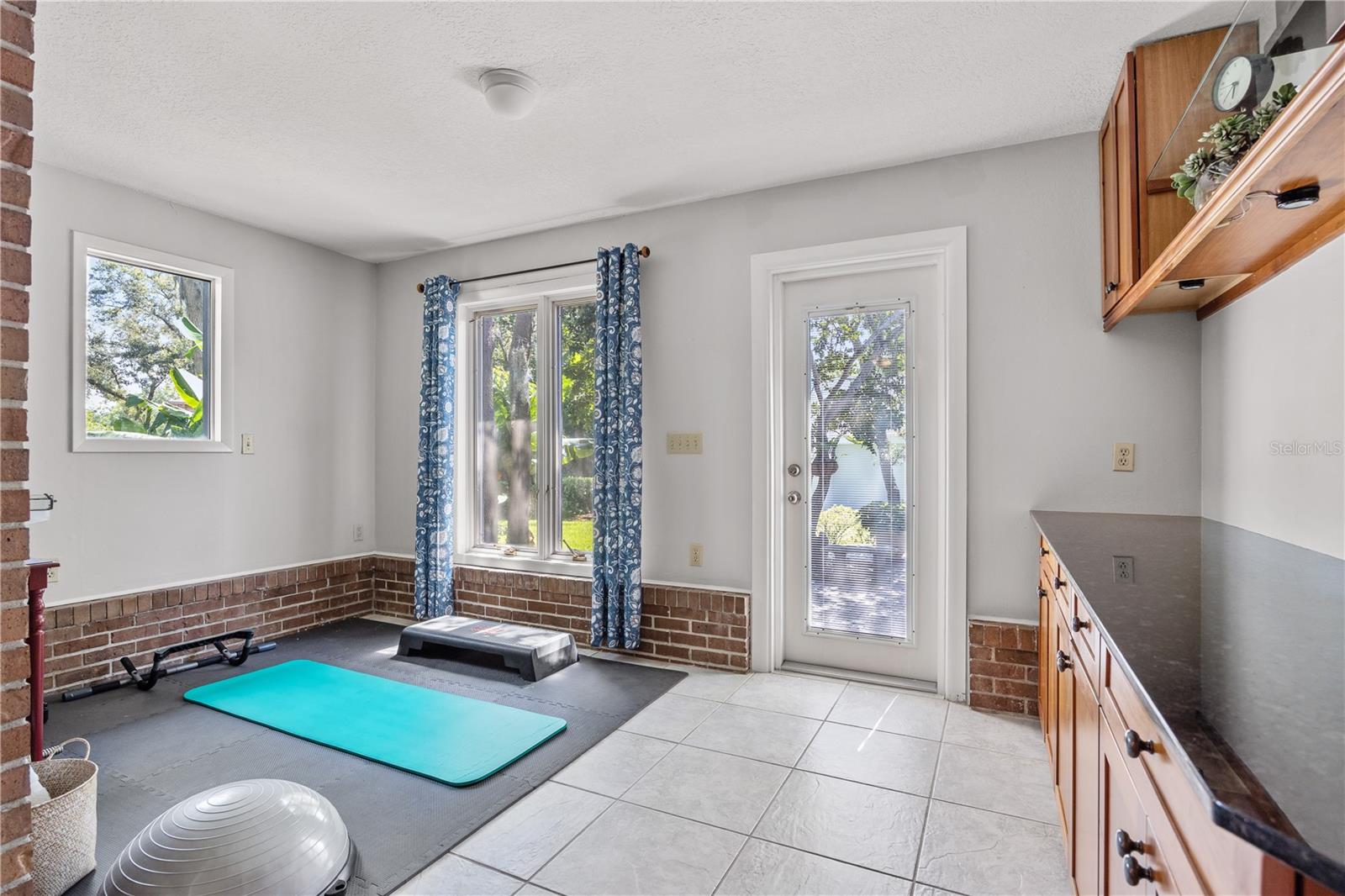 Image 22 of 42 For 2401 Palm Boulevard
