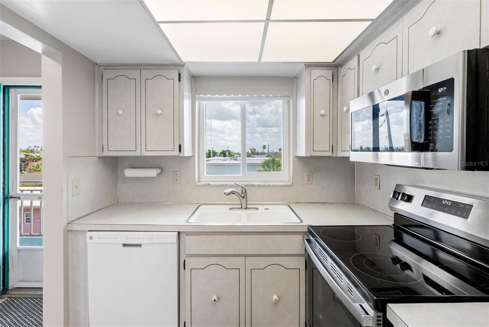 Image 17 of 55 For 6767 Sunset Way 303