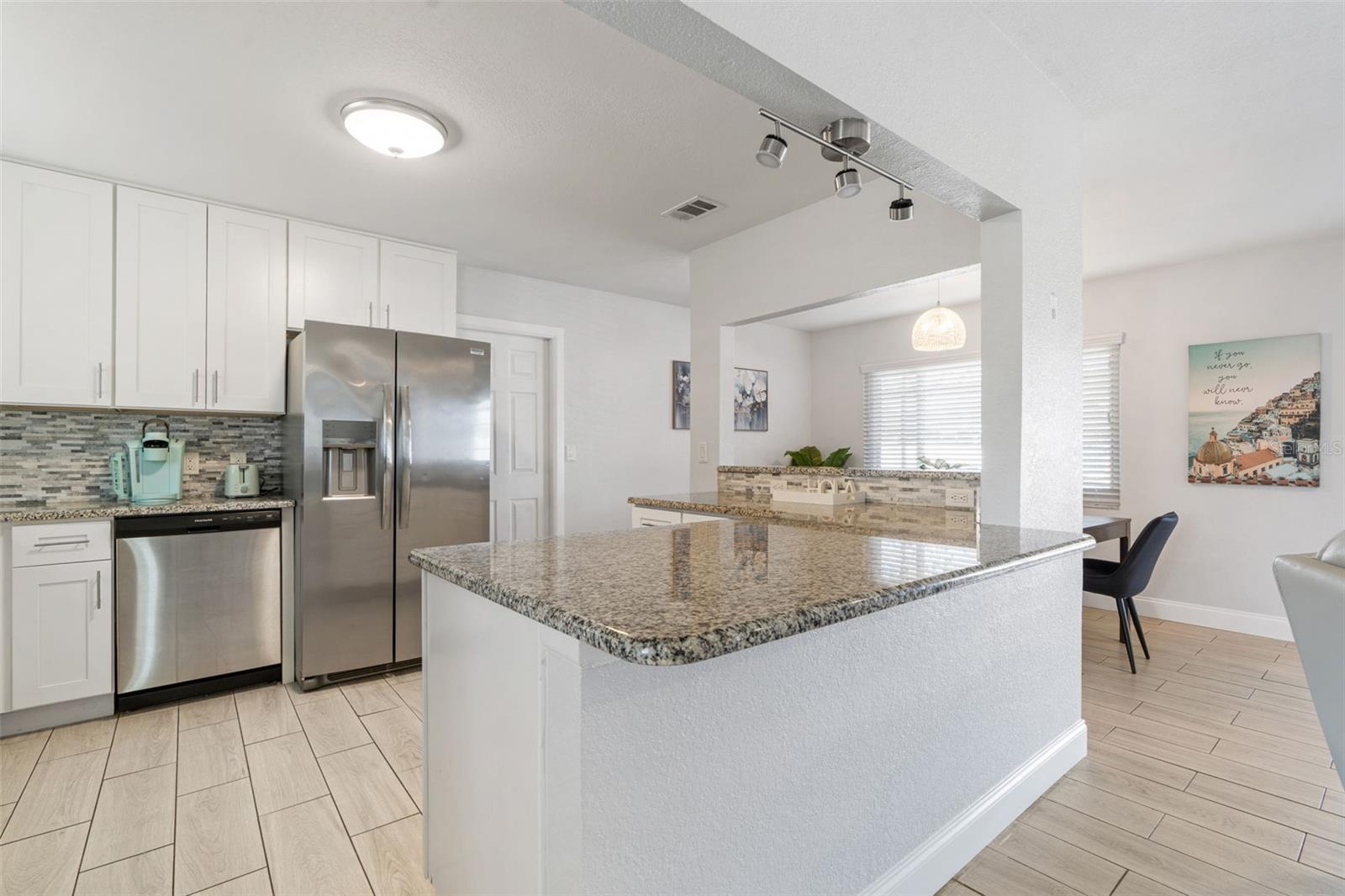 Listing photo id 8 for 6004 Tampa Shores Boulevard