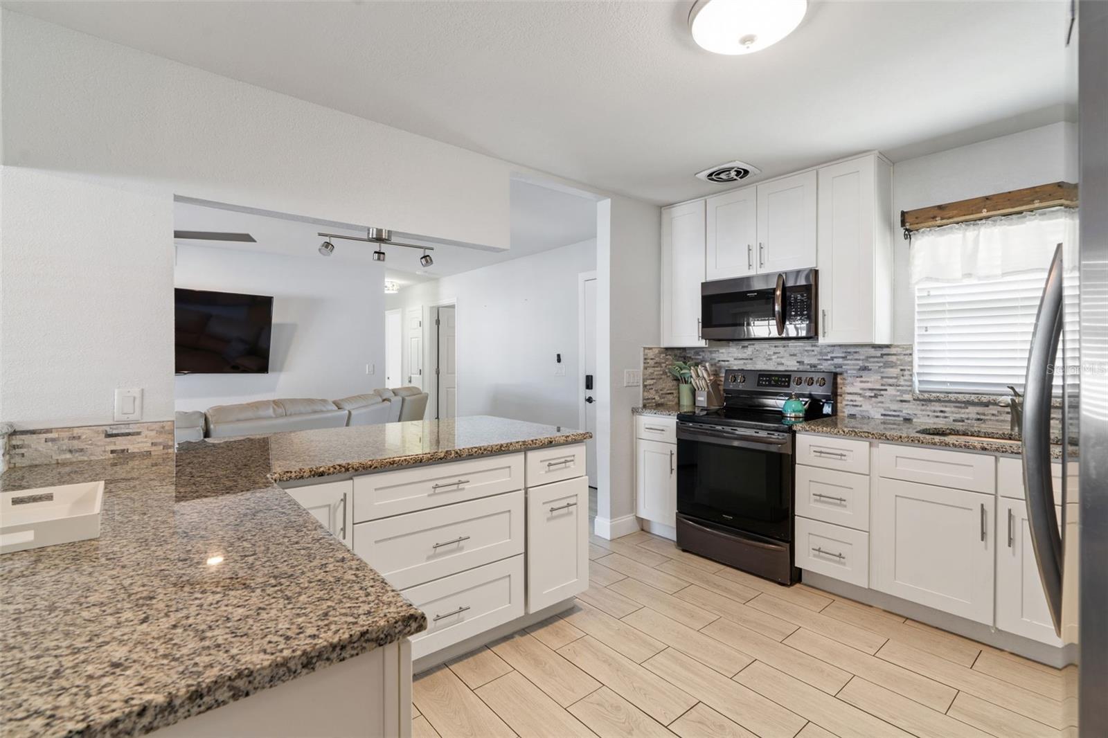 Listing photo id 13 for 6004 Tampa Shores Boulevard