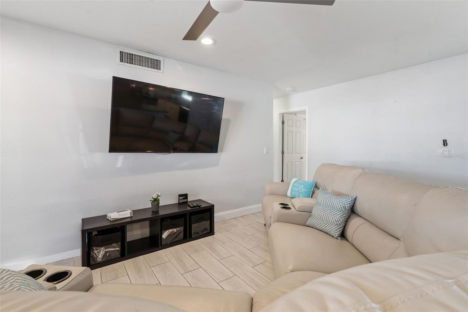 Listing photo id 7 for 6004 Tampa Shores Boulevard