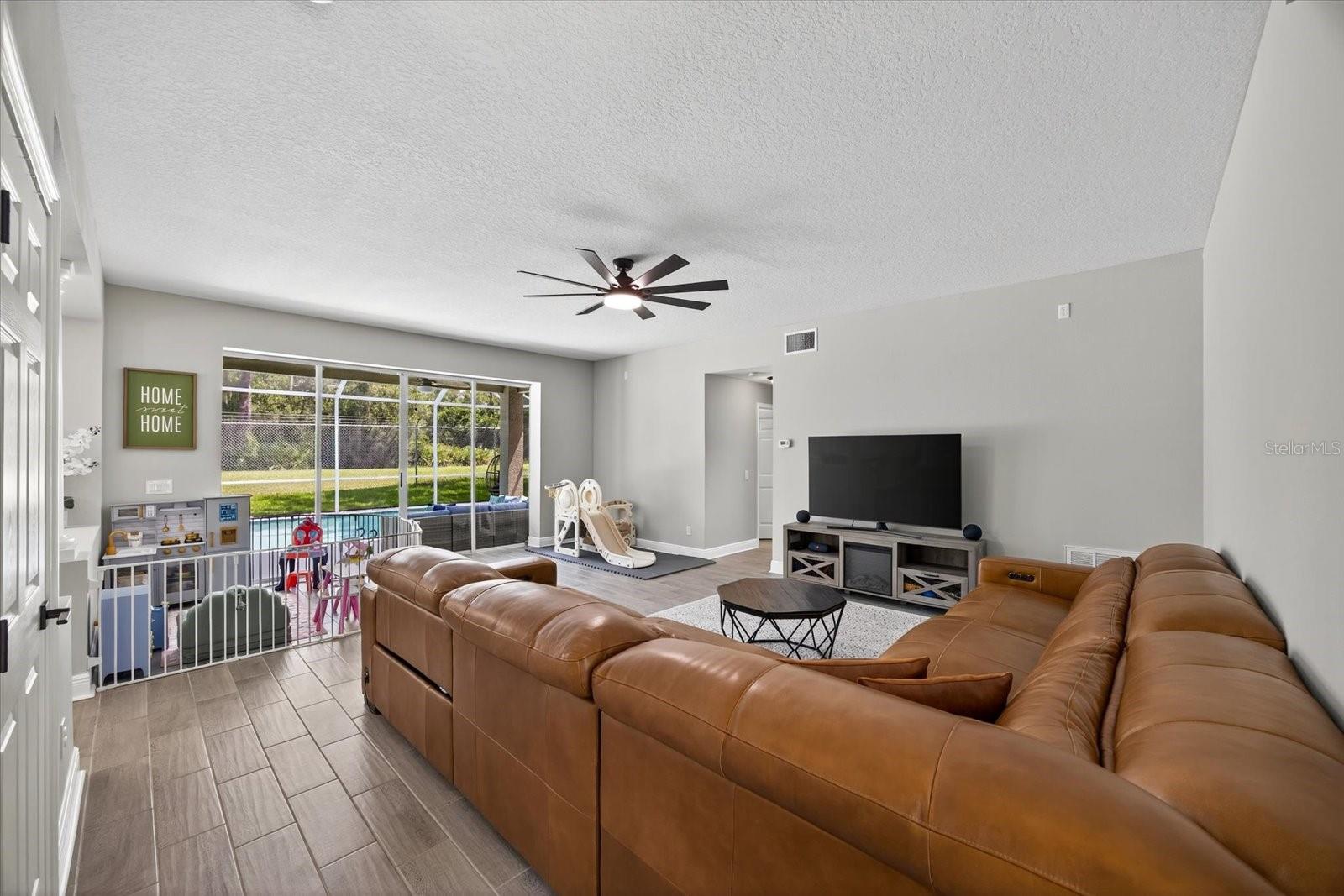 Listing photo id 9 for 15717 Berea Dr