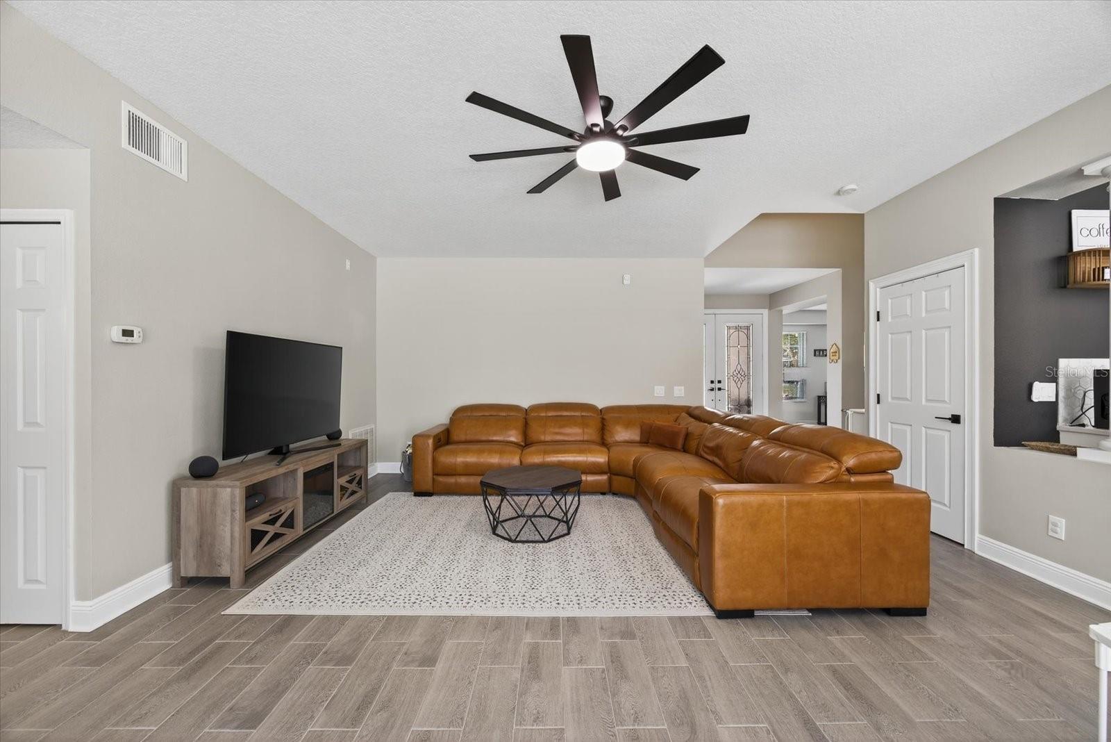 Listing photo id 17 for 15717 Berea Dr