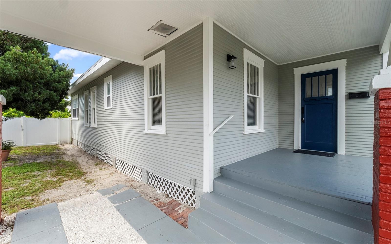 Image 4 of 25 For 703 Flora Street