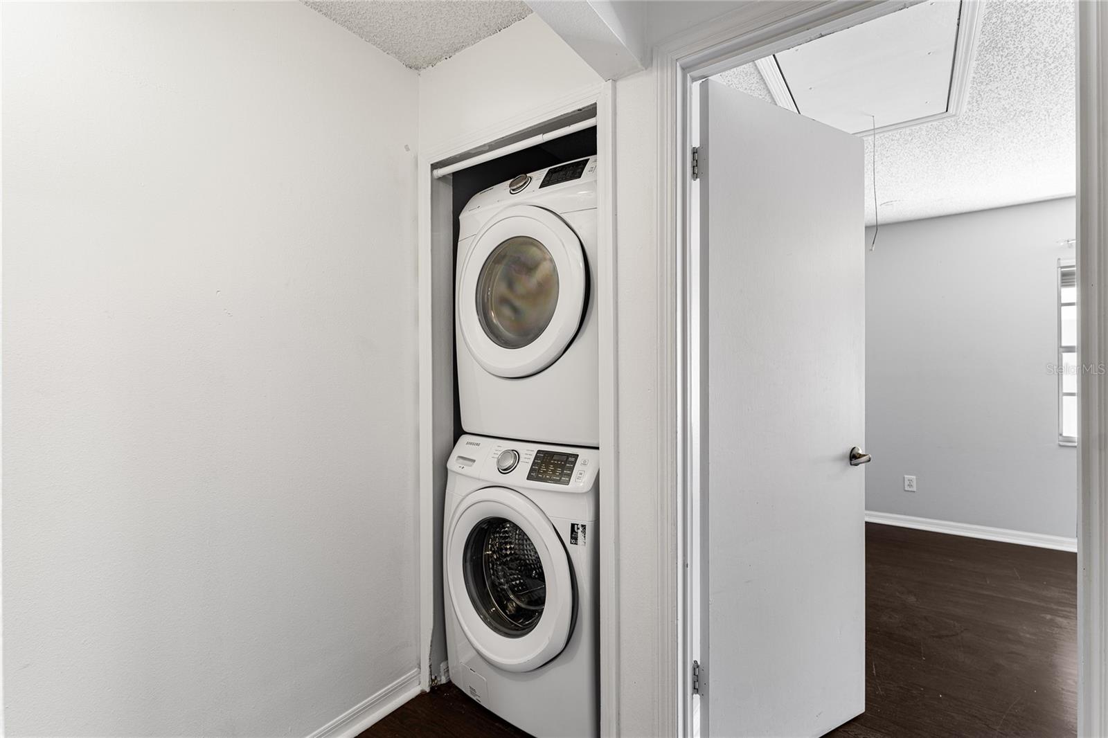 Image 19 of 37 For 408 Arrawana Avenue B4