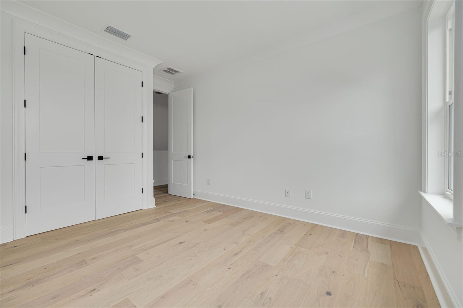 Listing photo id 30 for 246 23rd Avenue Se