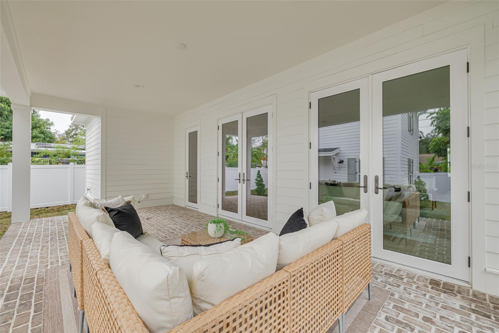 Listing photo id 31 for 246 23rd Avenue Se