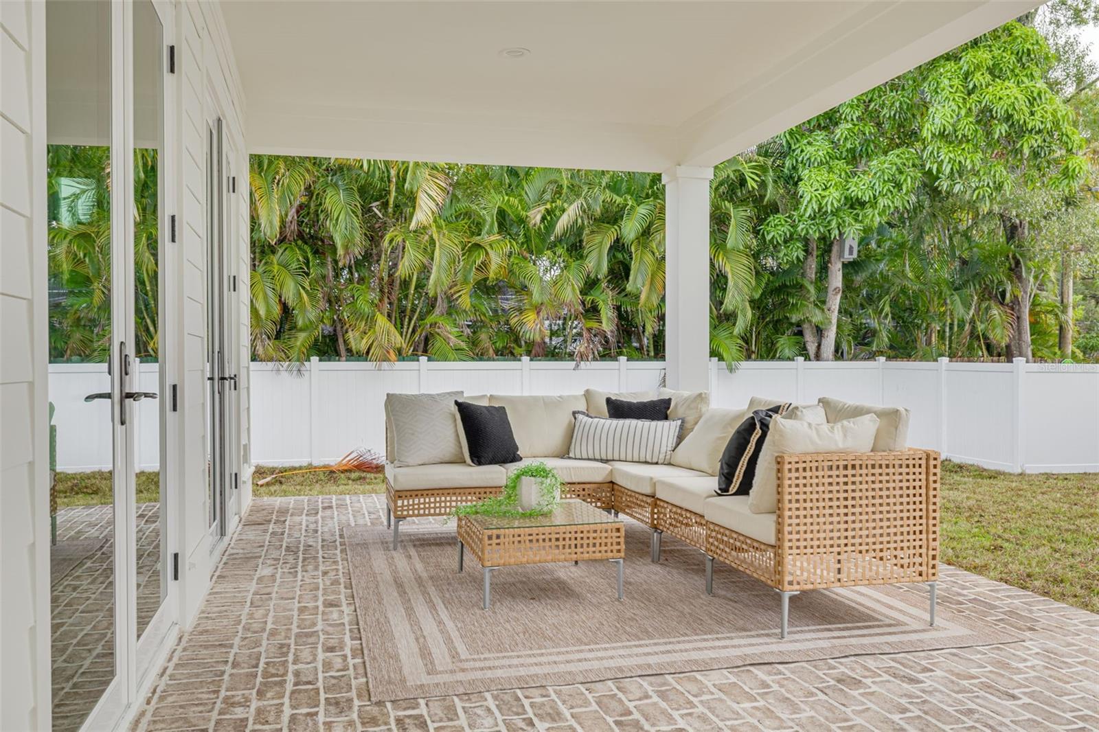 Listing photo id 32 for 246 23rd Avenue Se