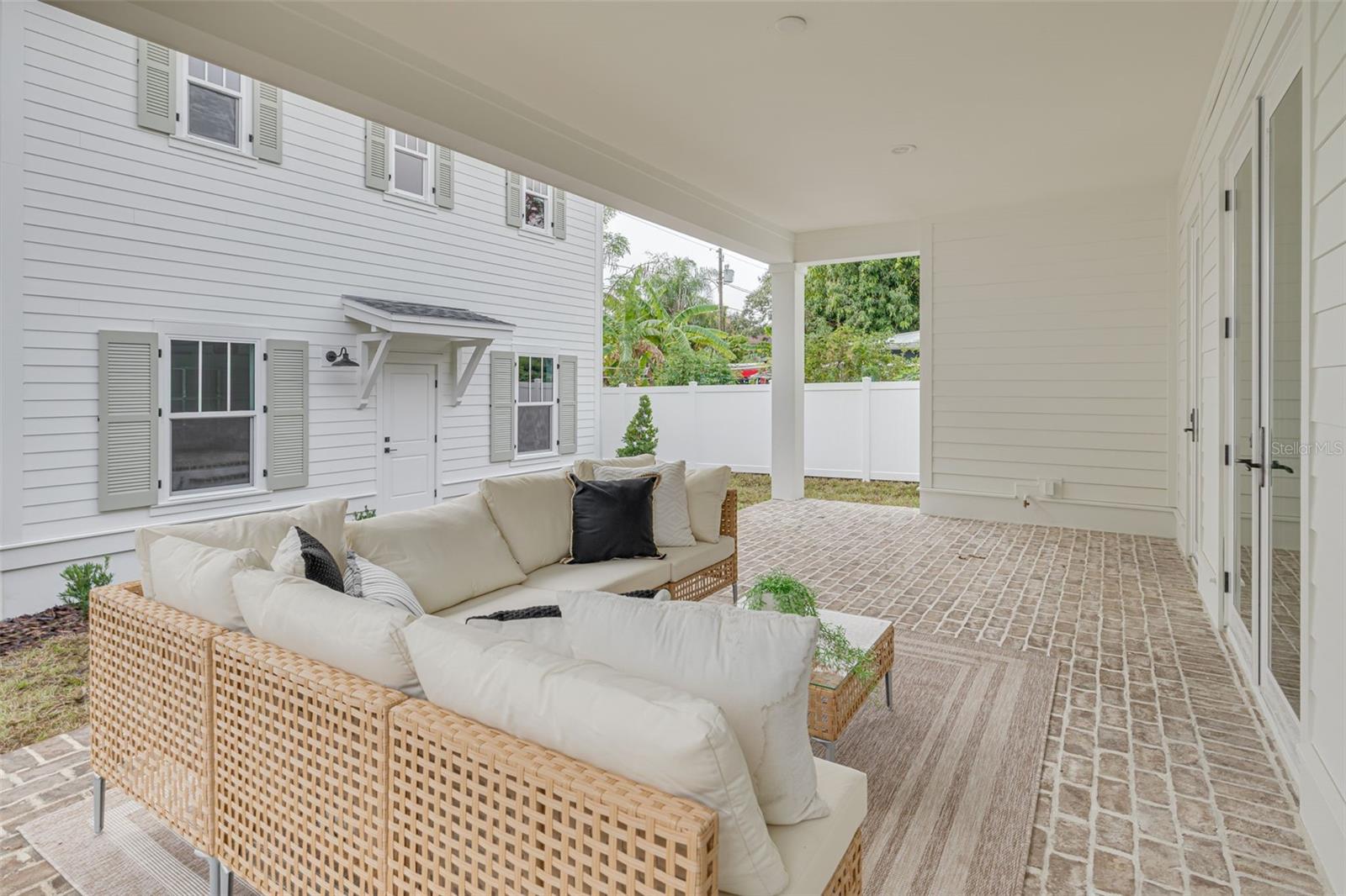 Listing photo id 33 for 246 23rd Avenue Se