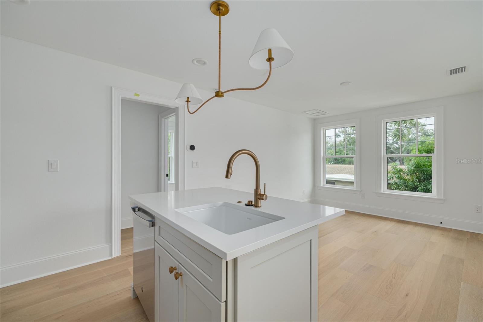 Listing photo id 37 for 246 23rd Avenue Se