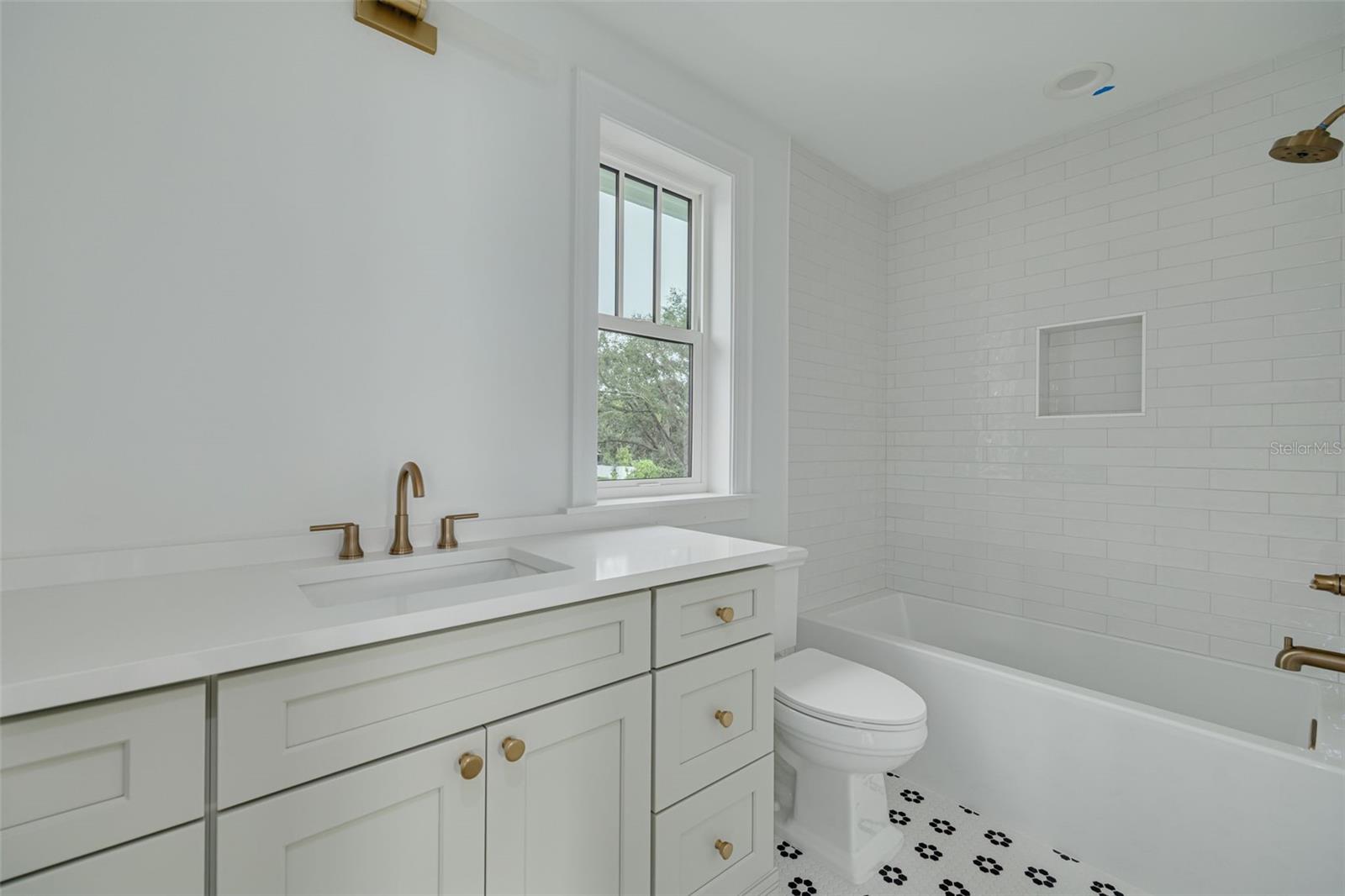 Listing photo id 38 for 246 23rd Avenue Se