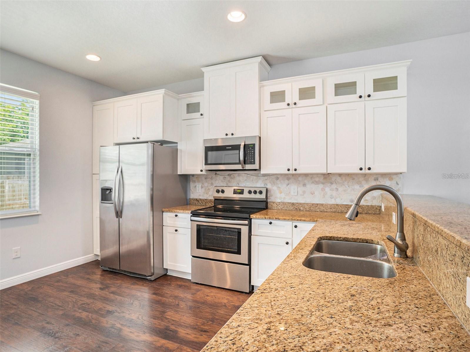 Image 4 of 21 For 916 North Bay Street