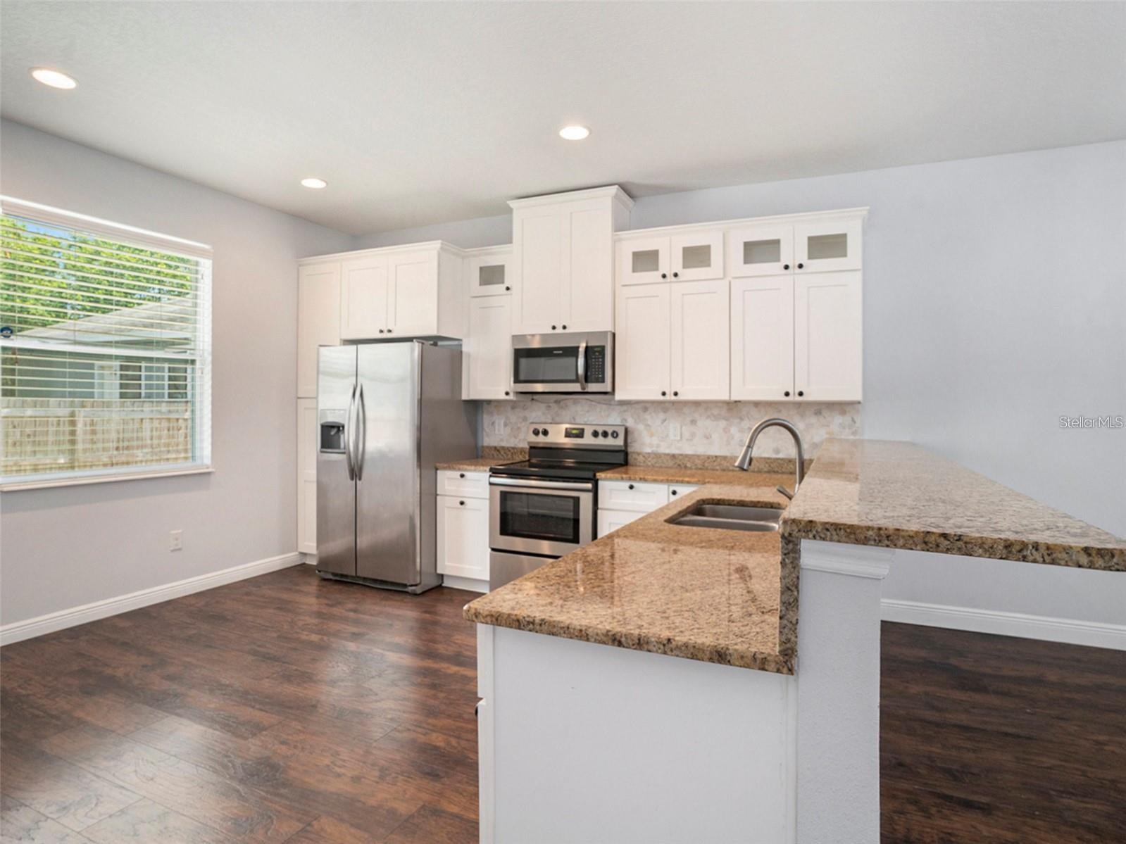 Image 5 of 21 For 916 North Bay Street