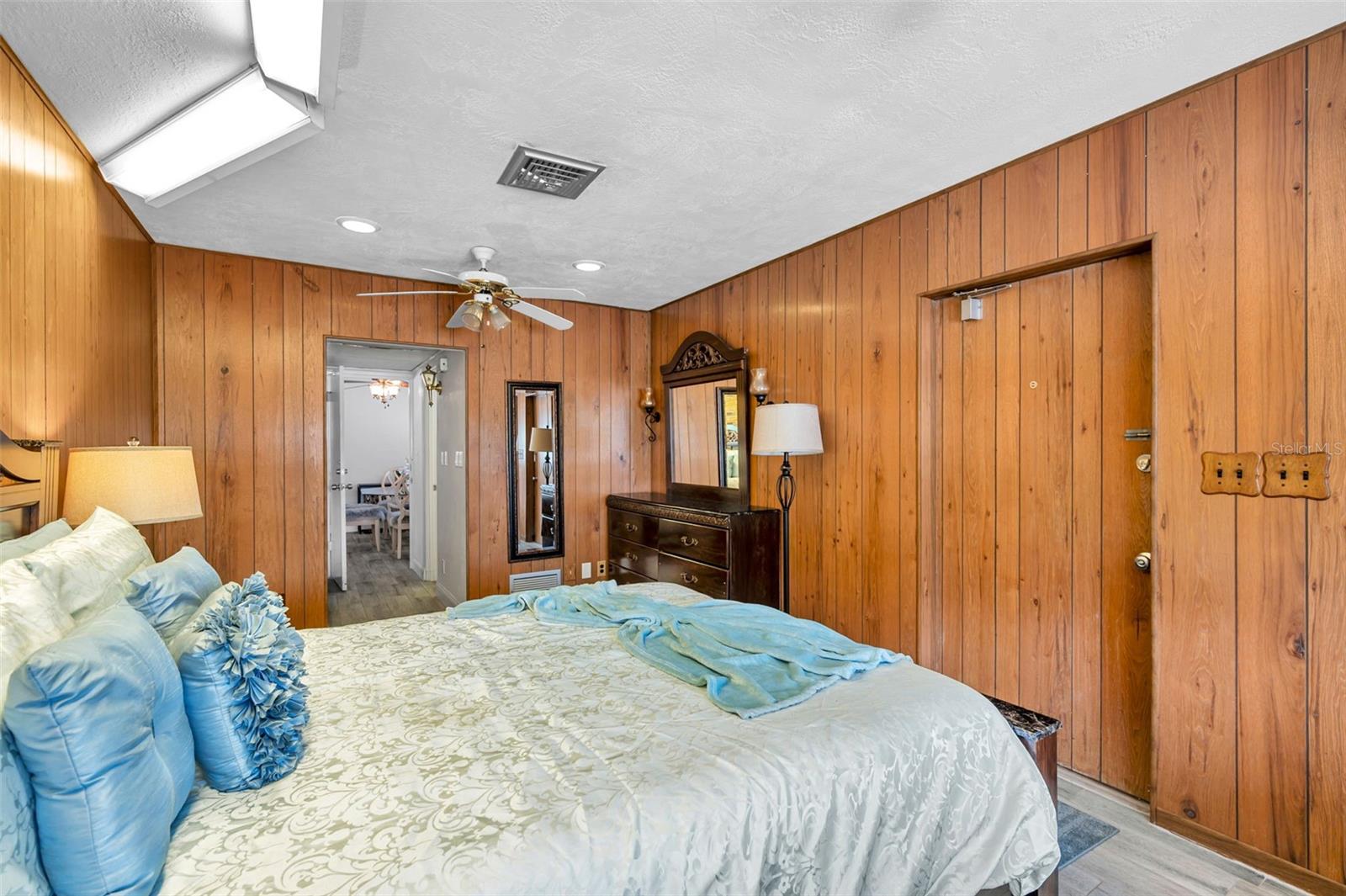 Image 23 of 35 For 4518 15th Avenue N