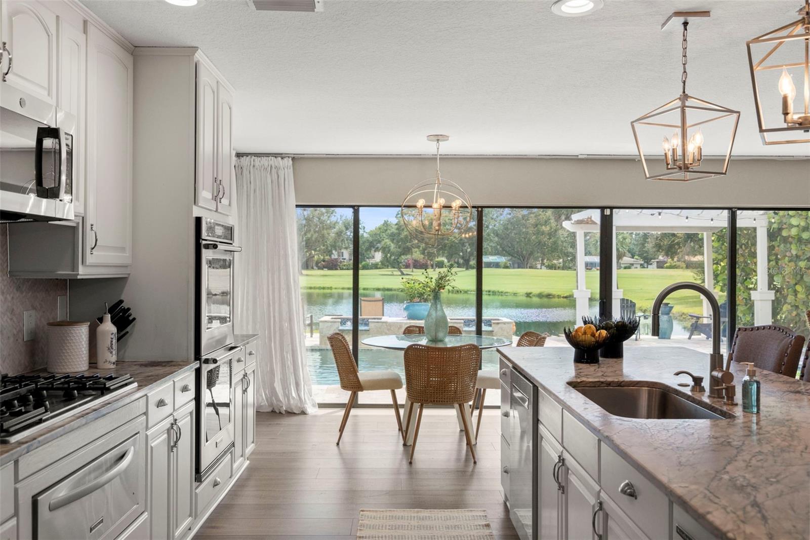 Listing photo id 11 for 2956 Meadow Hill Drive