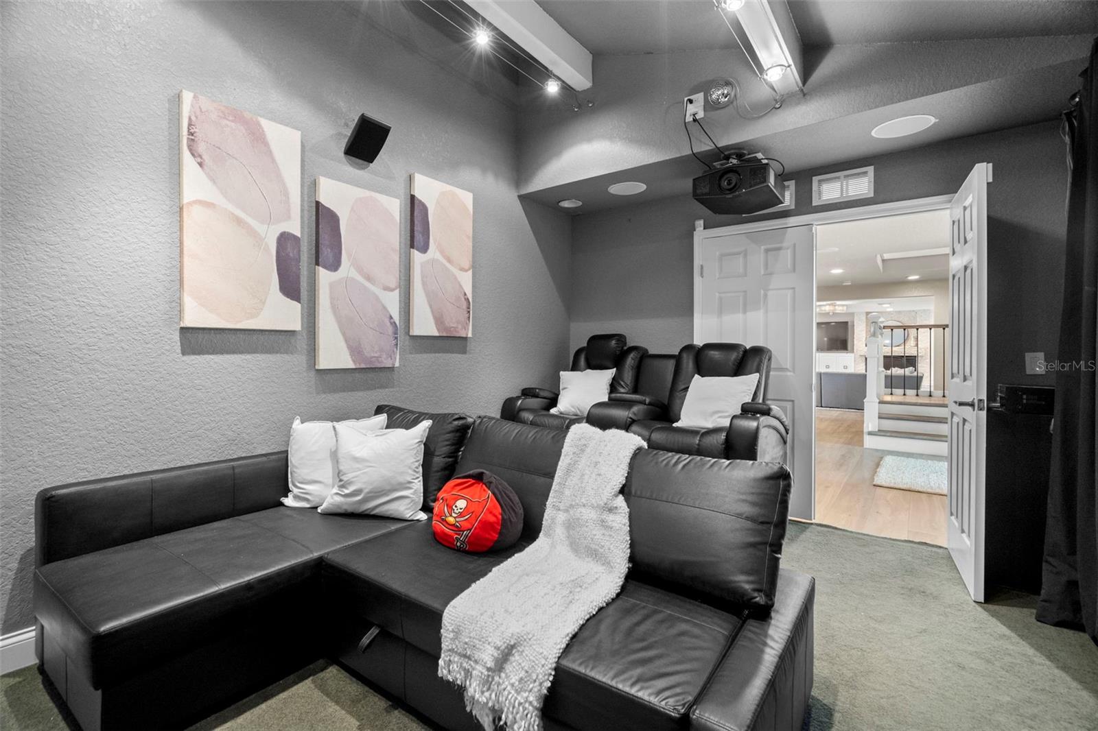 Listing photo id 18 for 2956 Meadow Hill Drive