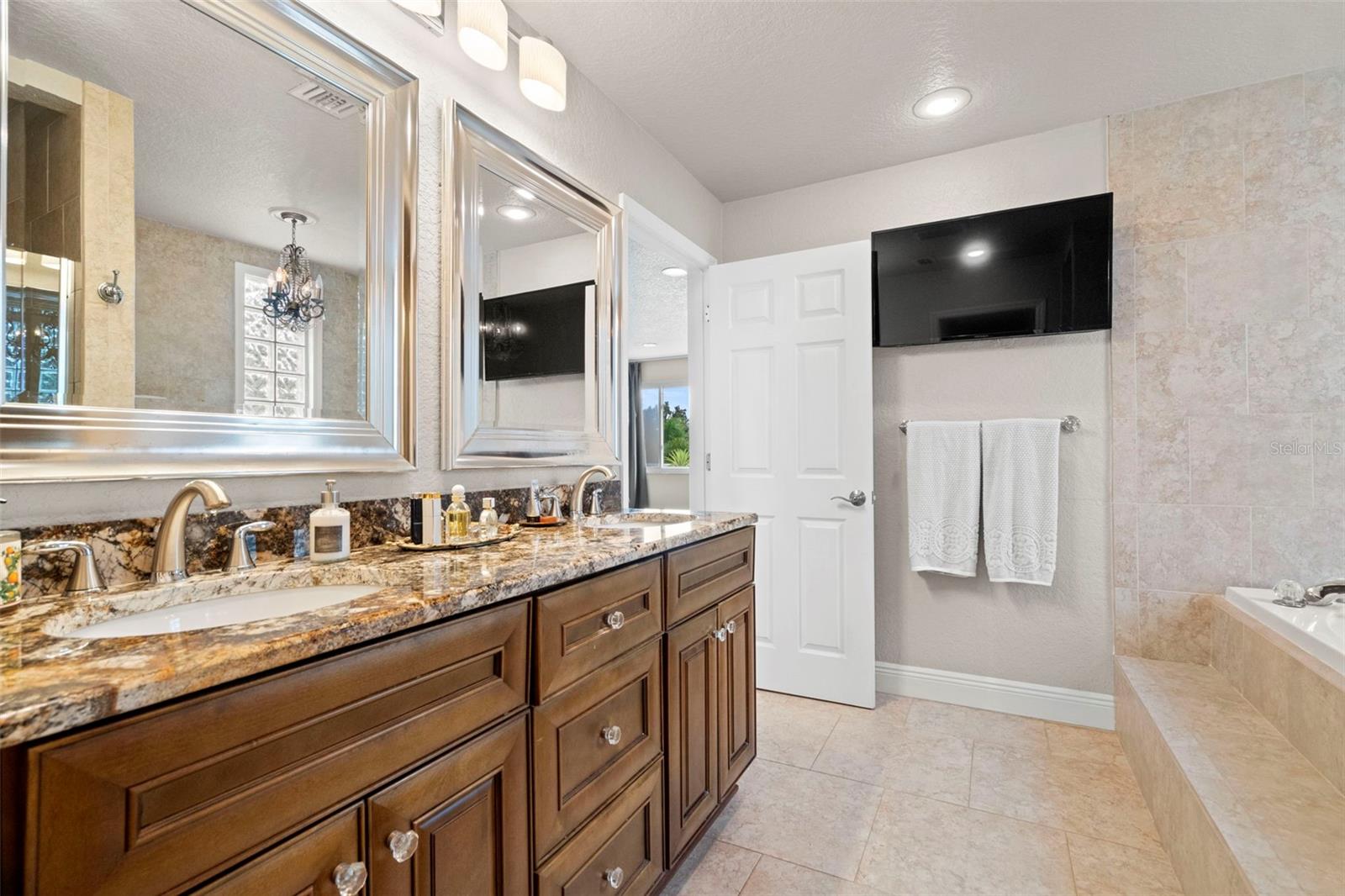 Listing photo id 35 for 2956 Meadow Hill Drive