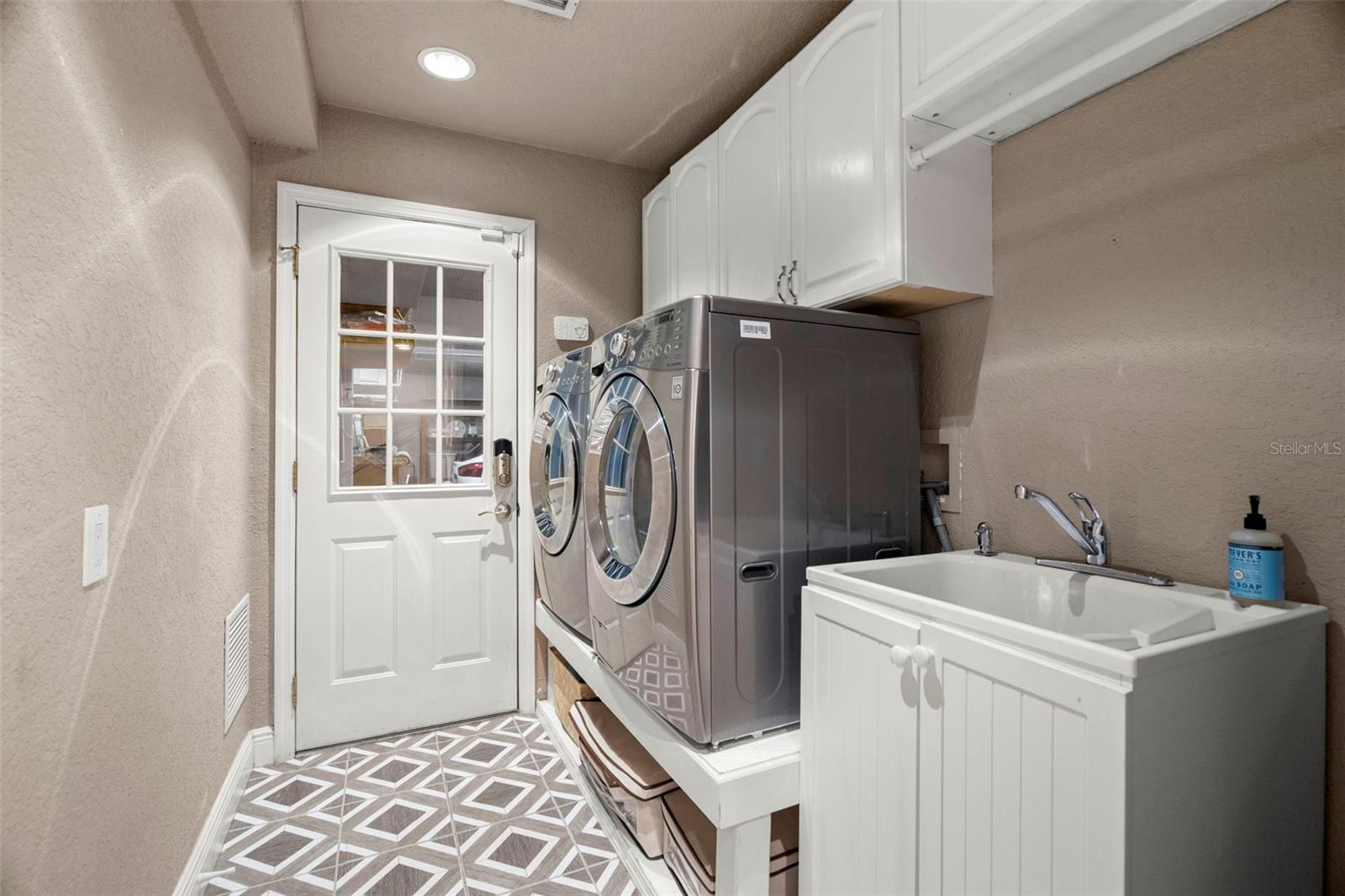 Listing photo id 43 for 2956 Meadow Hill Drive