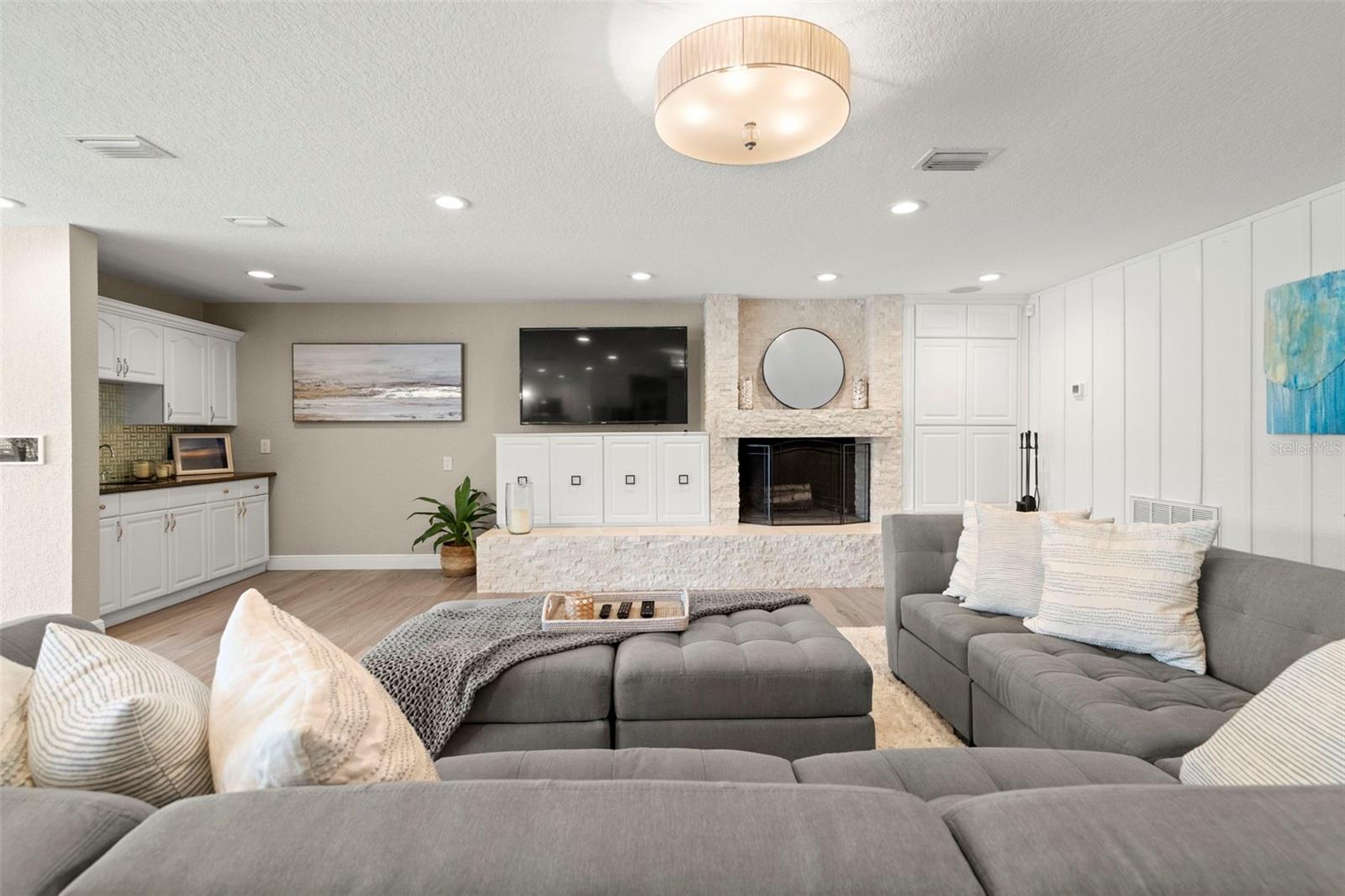 Listing photo id 7 for 2956 Meadow Hill Drive