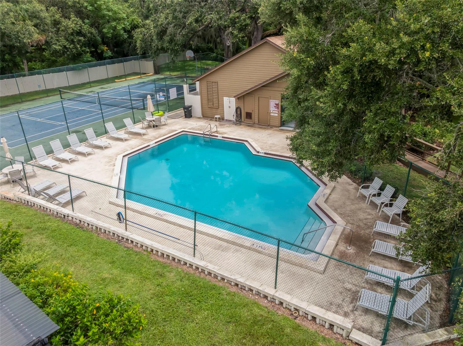 Image 37 of 74 For 1901 Bayshore Court