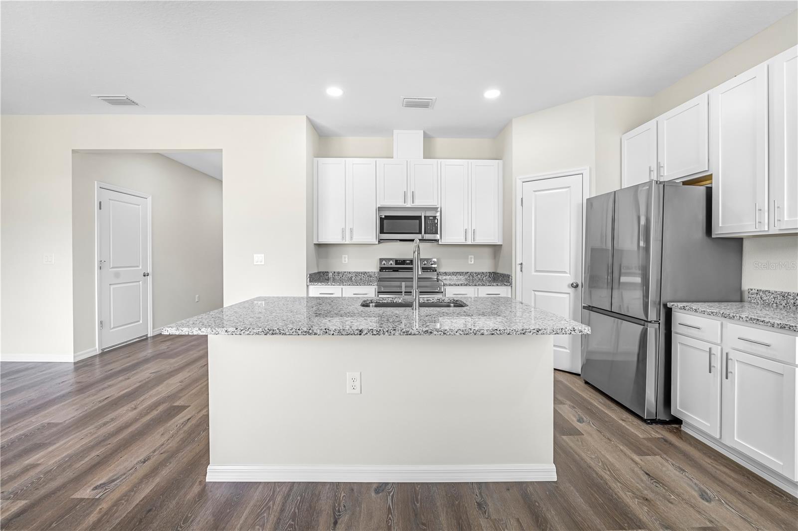Listing photo id 8 for 9313 Gentle Ben Court