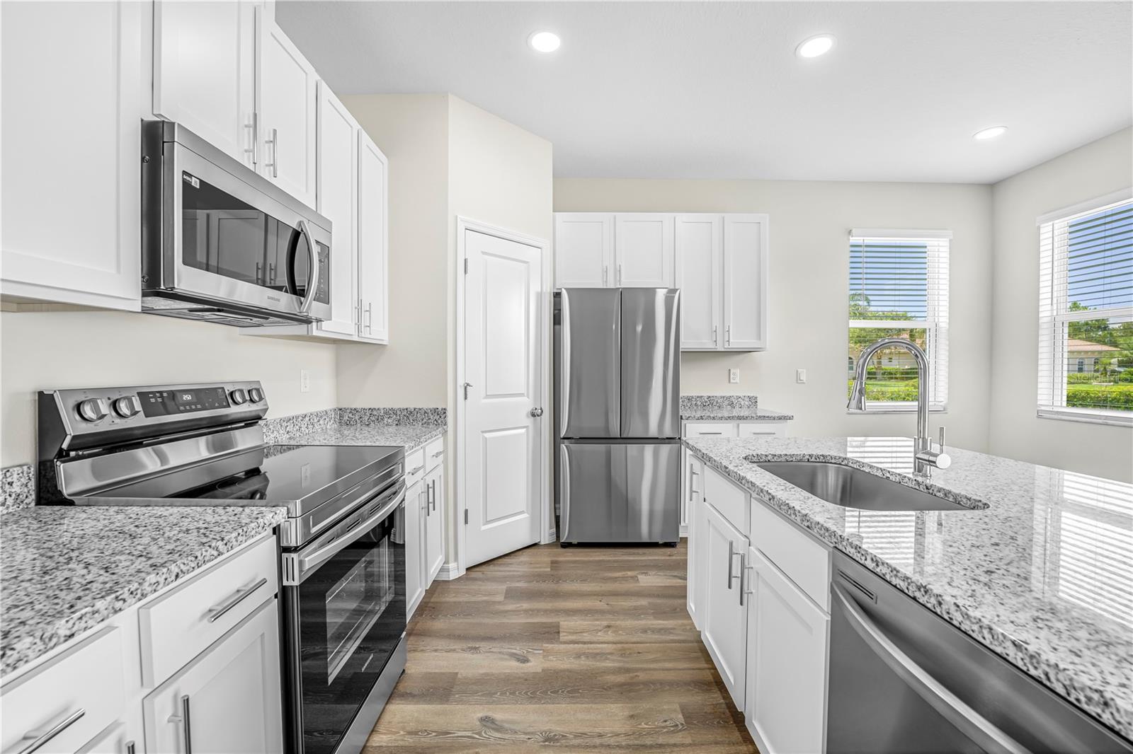 Listing photo id 11 for 9313 Gentle Ben Court