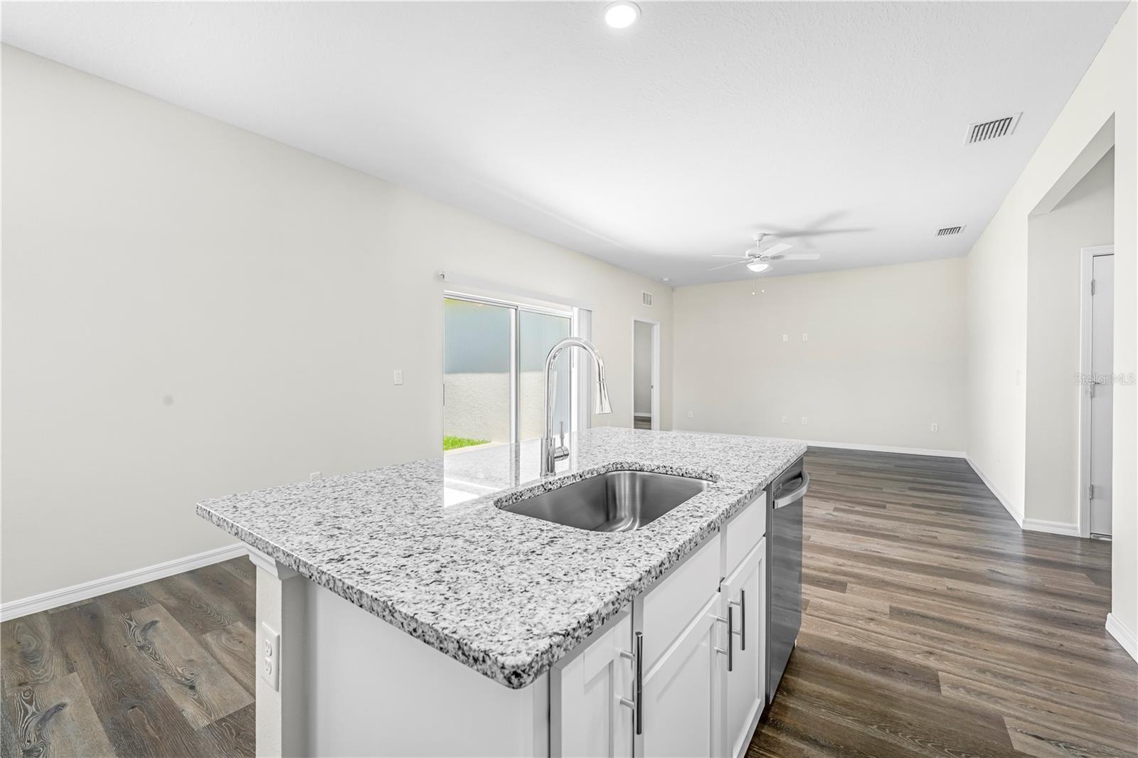 Listing photo id 12 for 9313 Gentle Ben Court