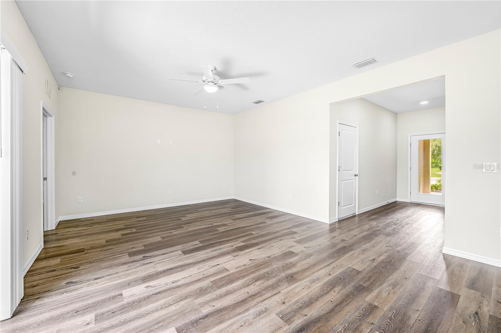 Listing photo id 14 for 9313 Gentle Ben Court