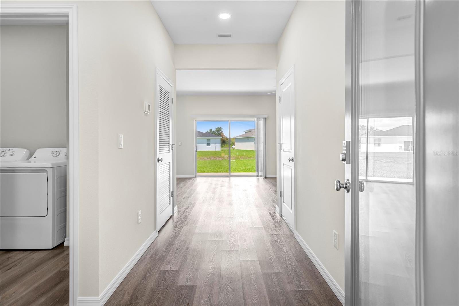 Listing photo id 3 for 9313 Gentle Ben Court