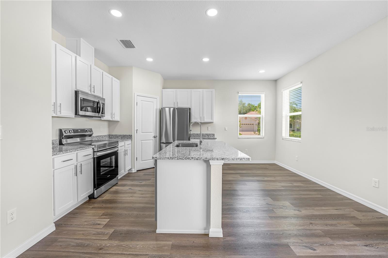 Listing photo id 5 for 9313 Gentle Ben Court